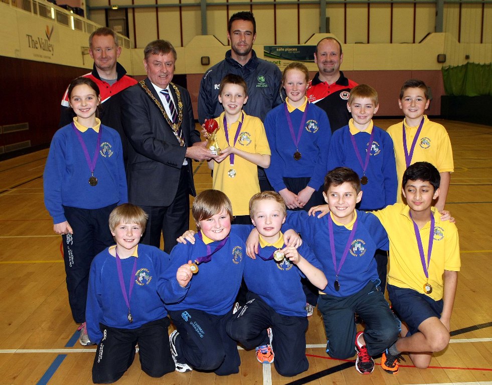 The successful Templepatrick Primary School team with Mayor Fraser Agnew, Cricket Ireland's Nigel Jones and Templepatrick CC coaches Peter Shepherd and Artie Campbell. (©Newtownabbey Times)